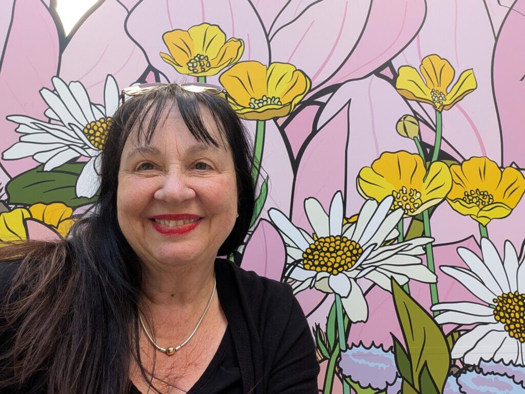 Dr. Christa Schäfer vor einem Blumenbild
