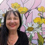 Dr. Christa Schäfer vor einem Blumenbild
