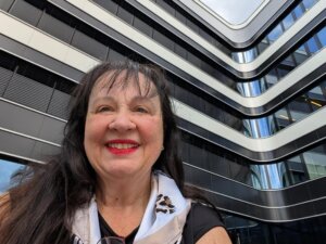 Christa Schäfer vor großem Gebäude