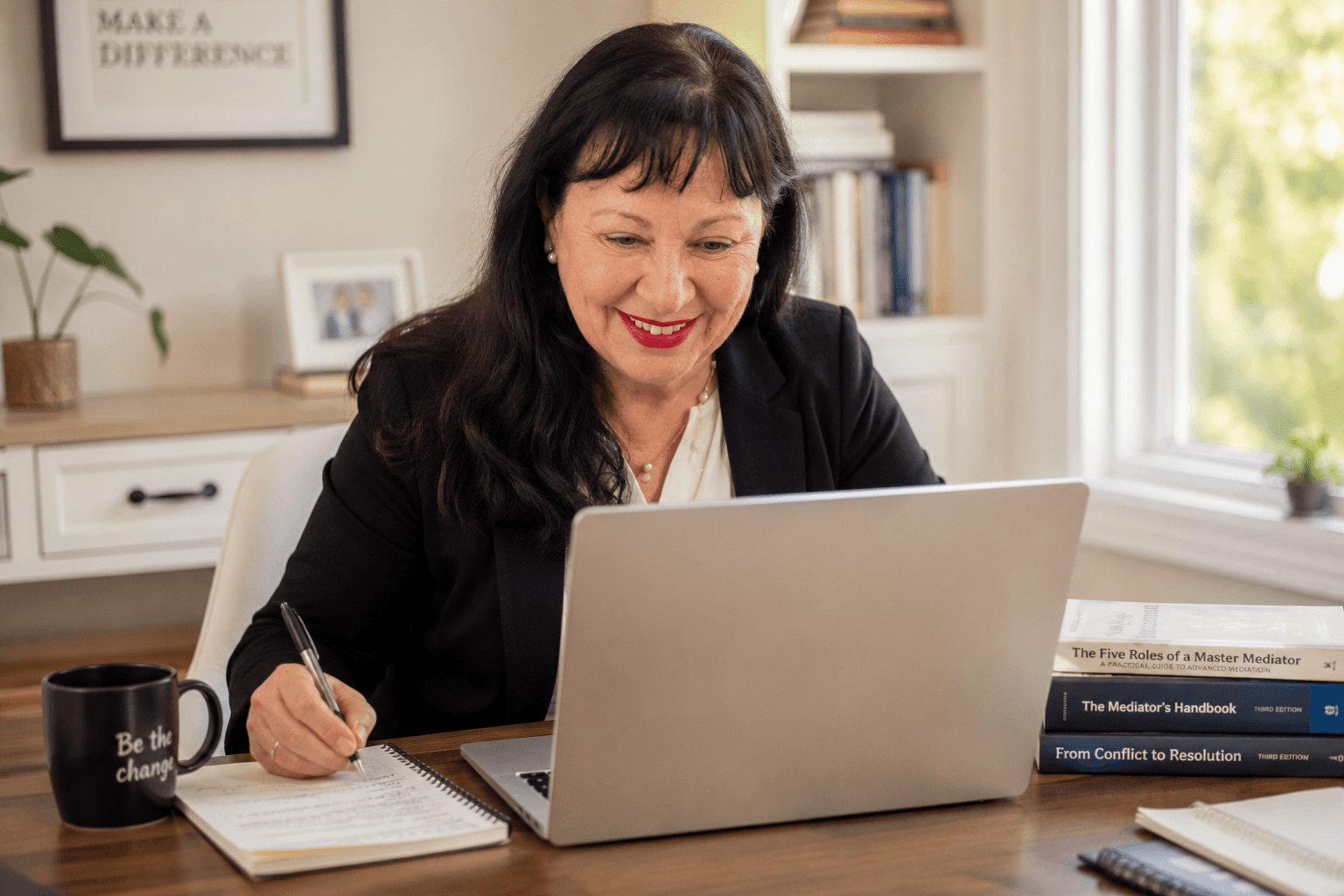 Christa Schäfer am Laptop