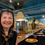 Christa Schäfer in einem Café