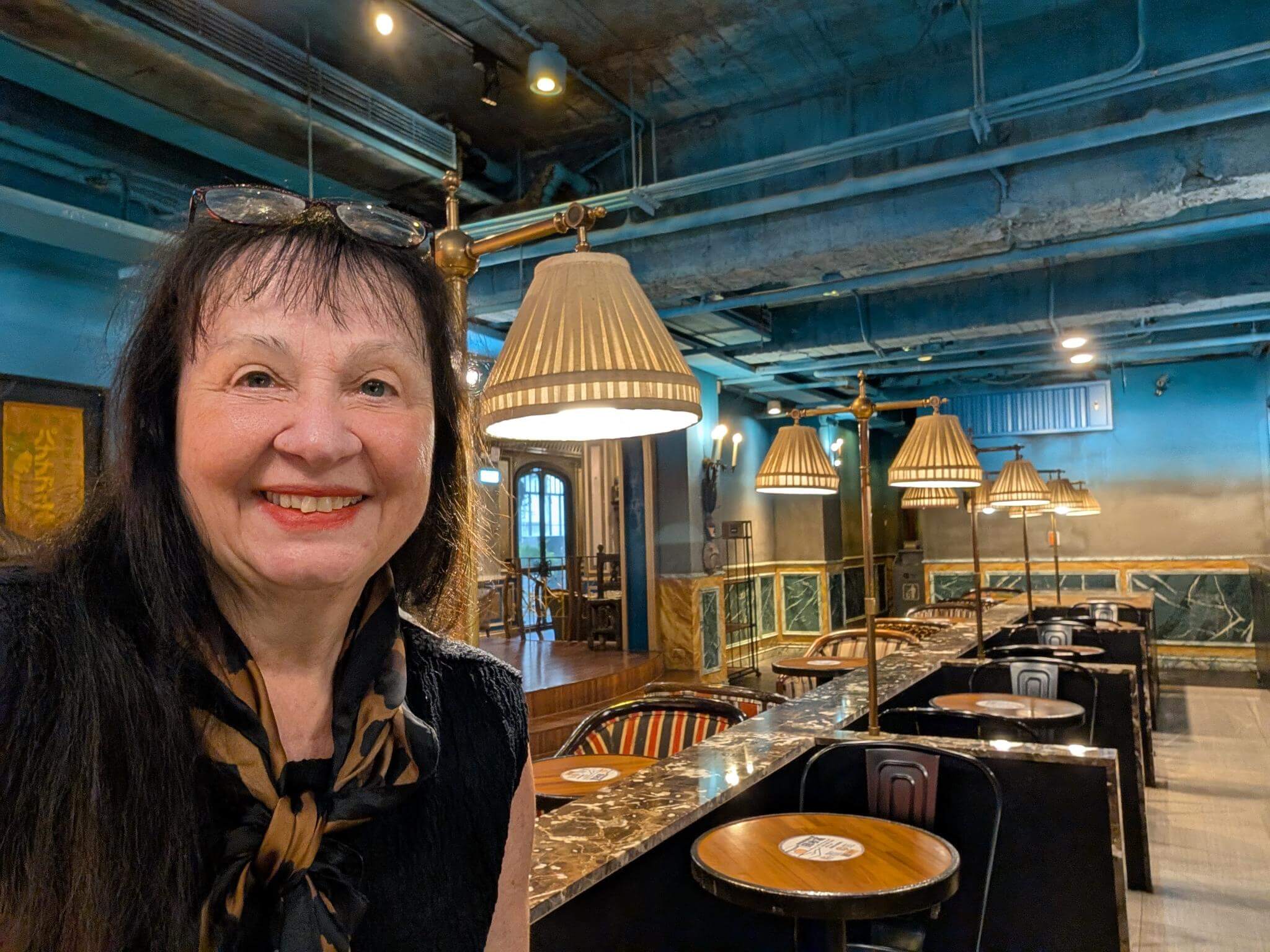Christa Schäfer in einem Café