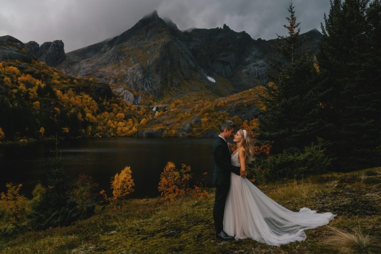 Autumn dream elopement in Lofoten, Norway. By Christin Eide Photography