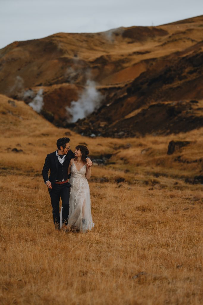 Strolling newlywed’s in Iceland. By Christin Eide Photography