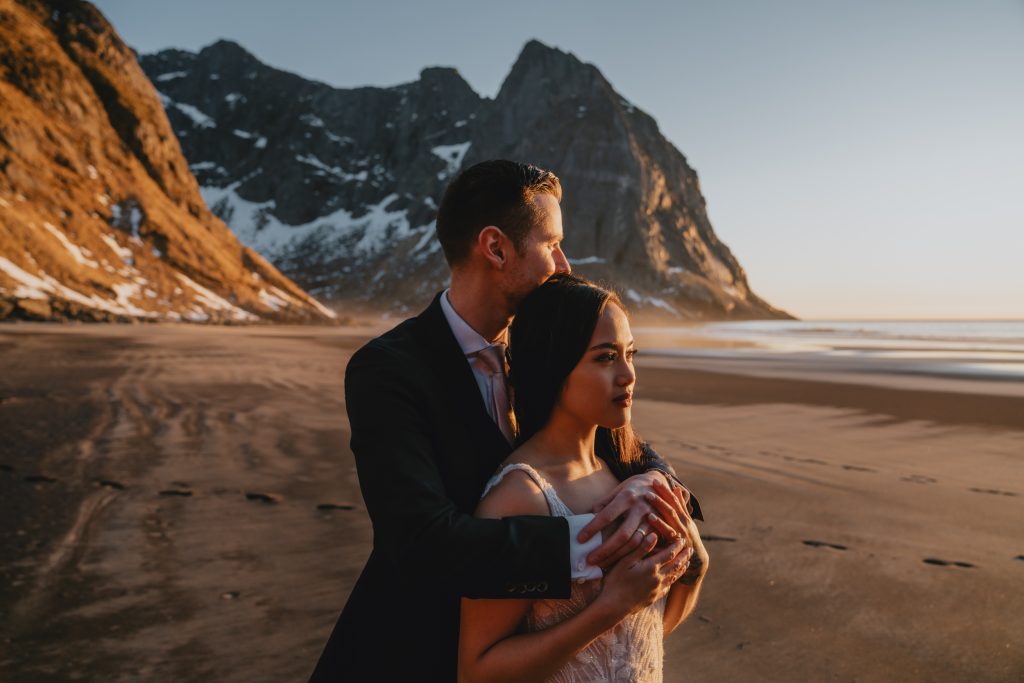 Sunset elopement in Lofoten Norway. By Christin Eide Photography