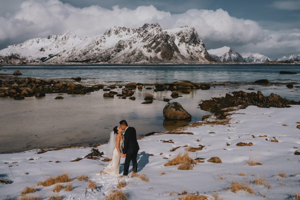 Winter elopement in Lofoten Norway. By Christin Eide Photography