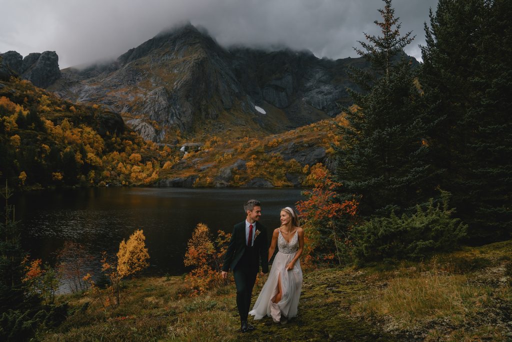 Autumn elopement ceremony. By Christin Eide Photography