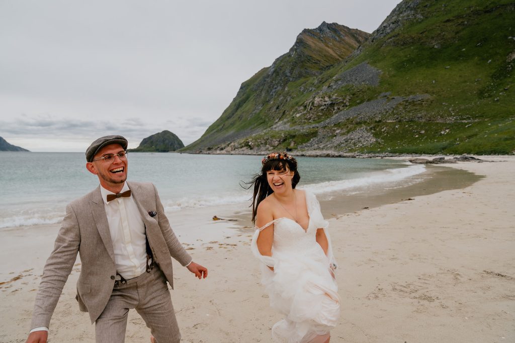 Beach front elopement in Lofoten. By Christin Eide Photography