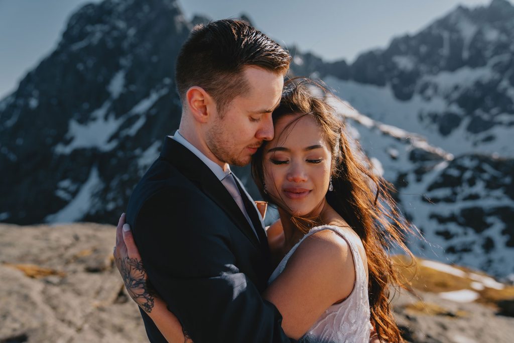 Winter elopement in Lofoten. Mountain cuddles and keeping close. By Christin Eide Photography