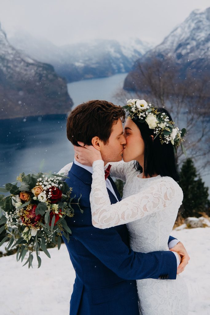 Winter elopement in Norway with falling snow. By Christin Eide Photography