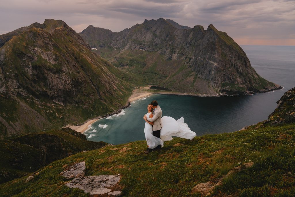 Hiking elopement in Lofoten - Kvalvika by Christin Eide Photography