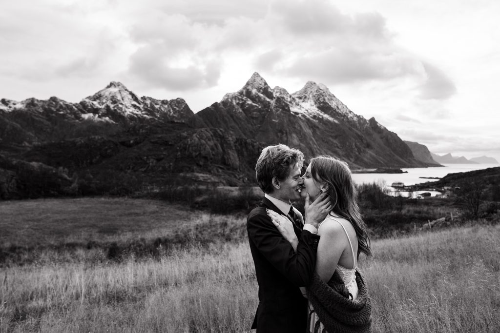 Hiking elopement in Lofoten Unstad by Christin Eide Photography