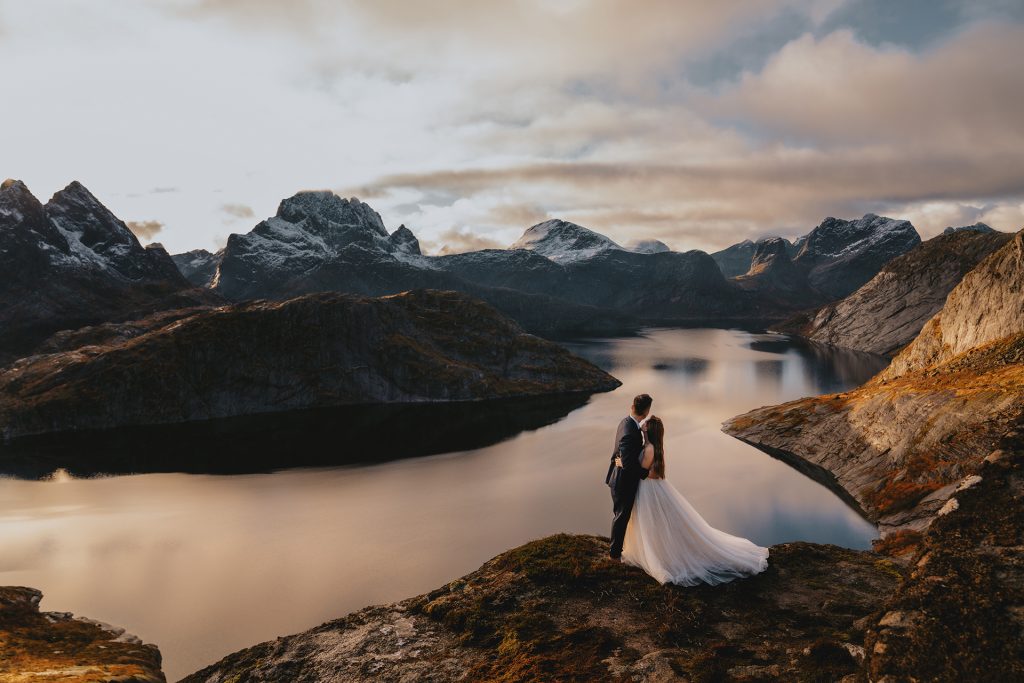 Hiking elopement in Lofoten Mountaintop by Christin Eide Photography