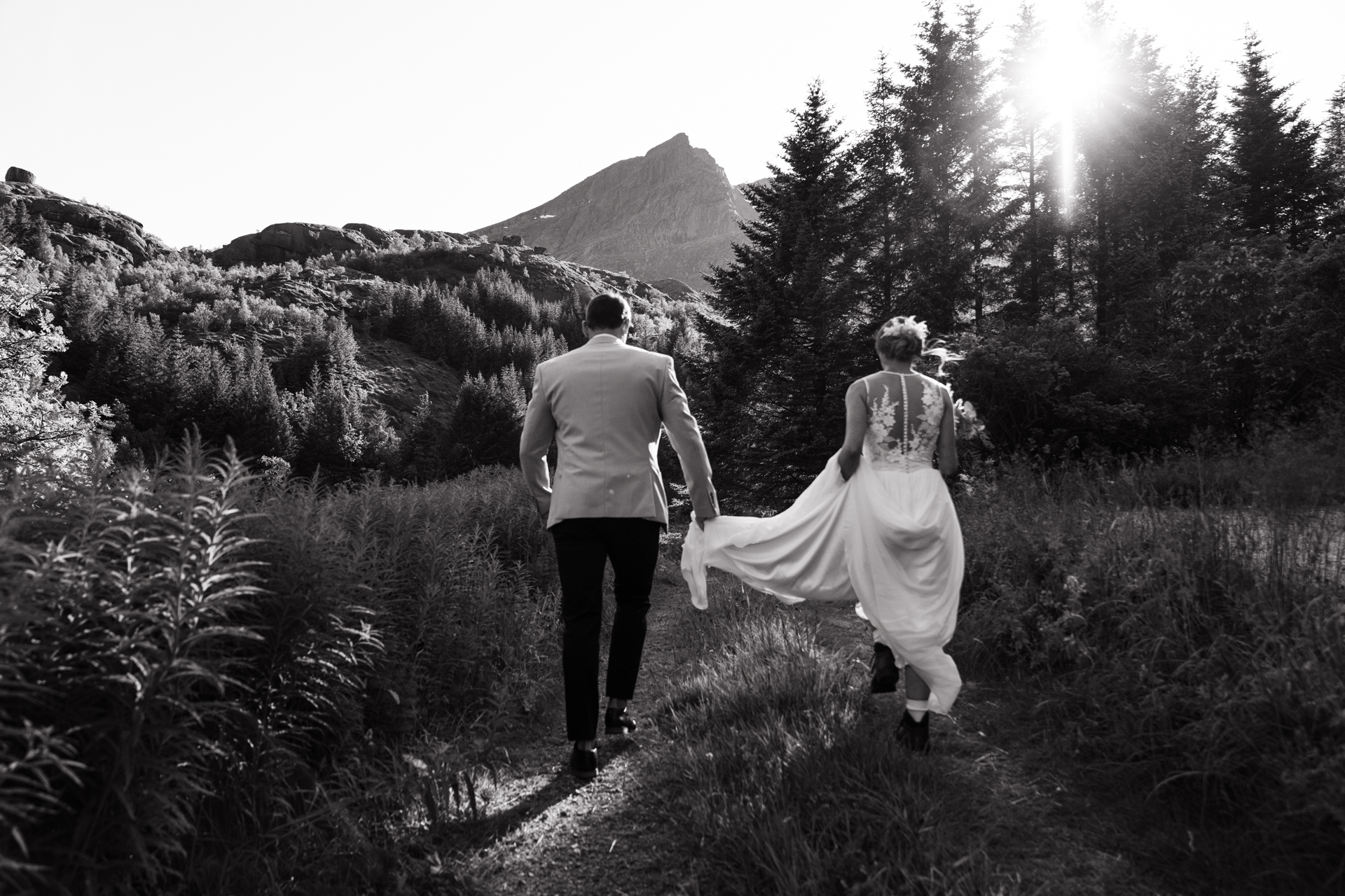 Multi day elopement in the Lofoten Islands, Heading for ceremony - by Christin Eide Photography