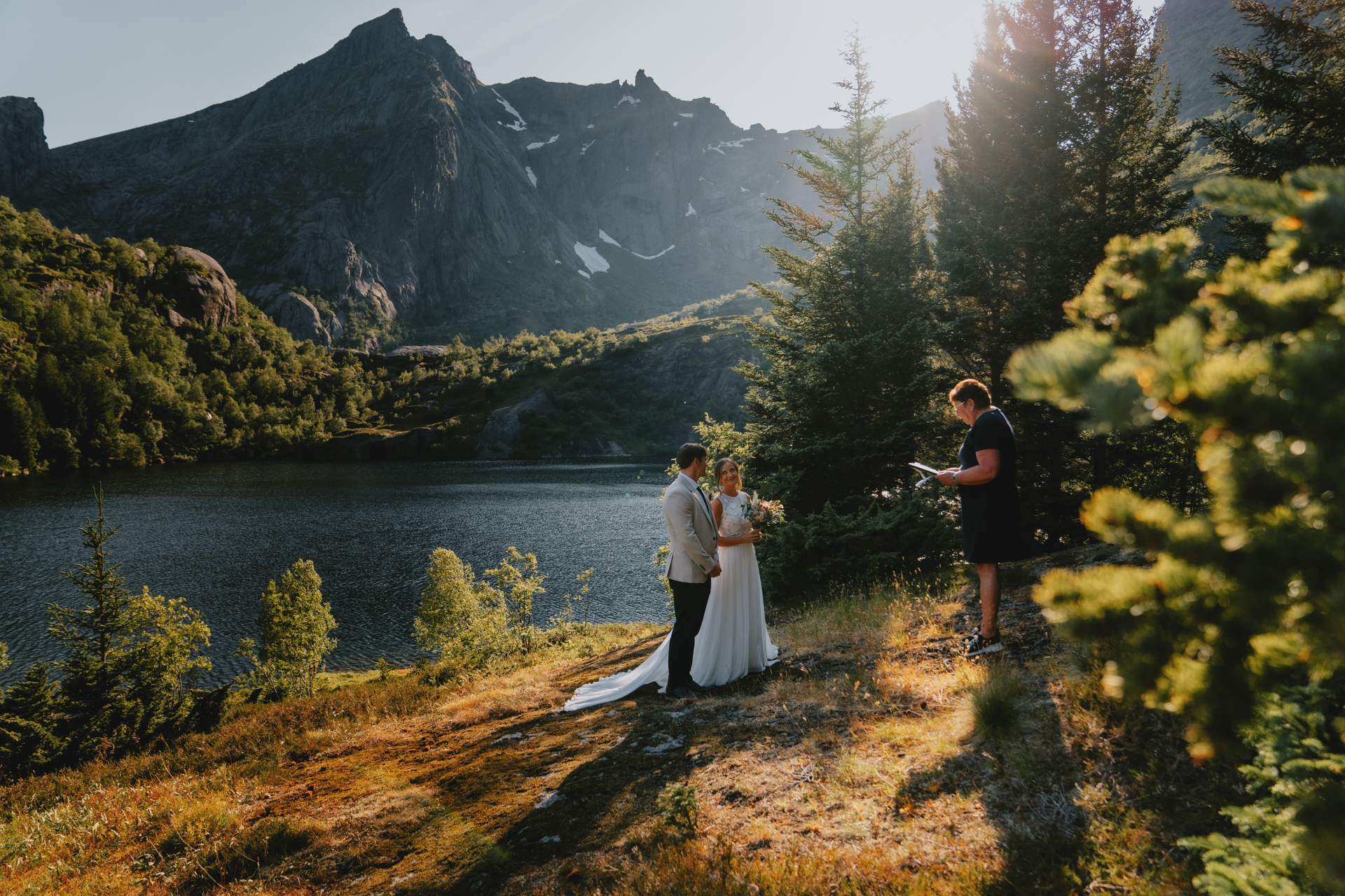 Elopement ceremony - by Christin Eide Photography