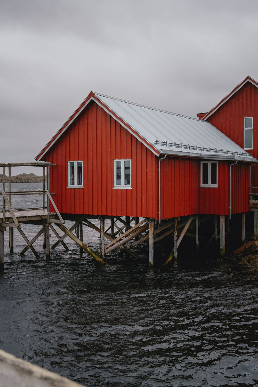 Autumn elopement Lofoten Islands cabin - by Christin Eide Photography