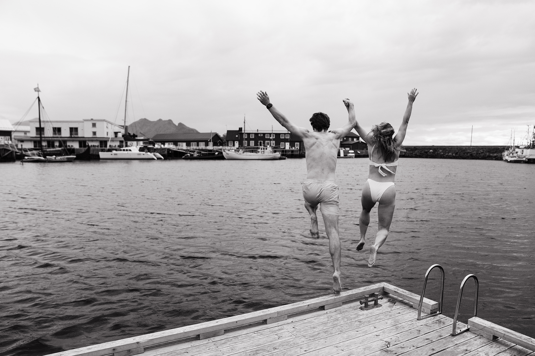 Arctic Plunge Lofoten elopement- by Christin Eide Photography