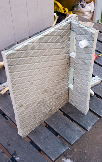 Den här fotoartikeln beskriver steg för steg monteringen av Back to Nature's Slimline-bakgrund i två 152-liters akvarier. Måtten på akvarierna är 95x40x40cm. En bakgrund av var färg används, en vit kalksten och en röd gnejs.