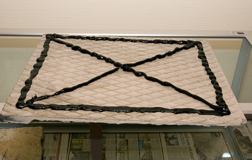 Den här fotoartikeln beskriver steg för steg monteringen av Back to Nature's Slimline-bakgrund i två 152-liters akvarier. Måtten på akvarierna är 95x40x40cm. En bakgrund av var färg används, en vit kalksten och en röd gnejs.