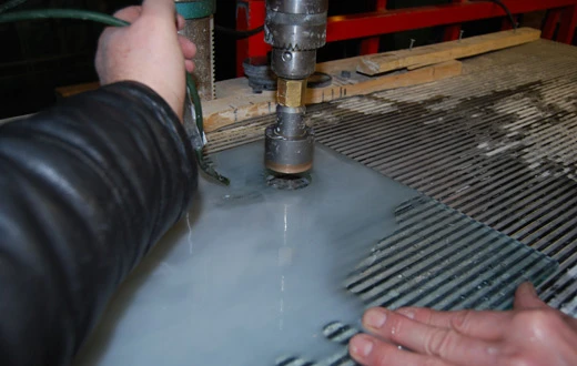 Med glasskivor, pumpar och envishet byggde Wilhelm sin egen flod – inomhus. En berättelse om hur en akvariedröm växer fram, steg för steg, med oväntade lösningar och en rejäl dos passion. Resultatet? Allt annat än en storm i ett vattenglas – snarare en riktig fors!