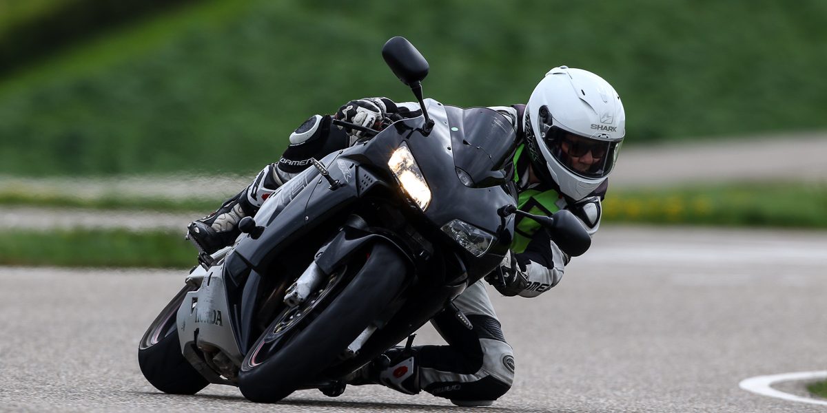 Adil Versnel van Motor Versnel op het Politie Circuit van Lelystad