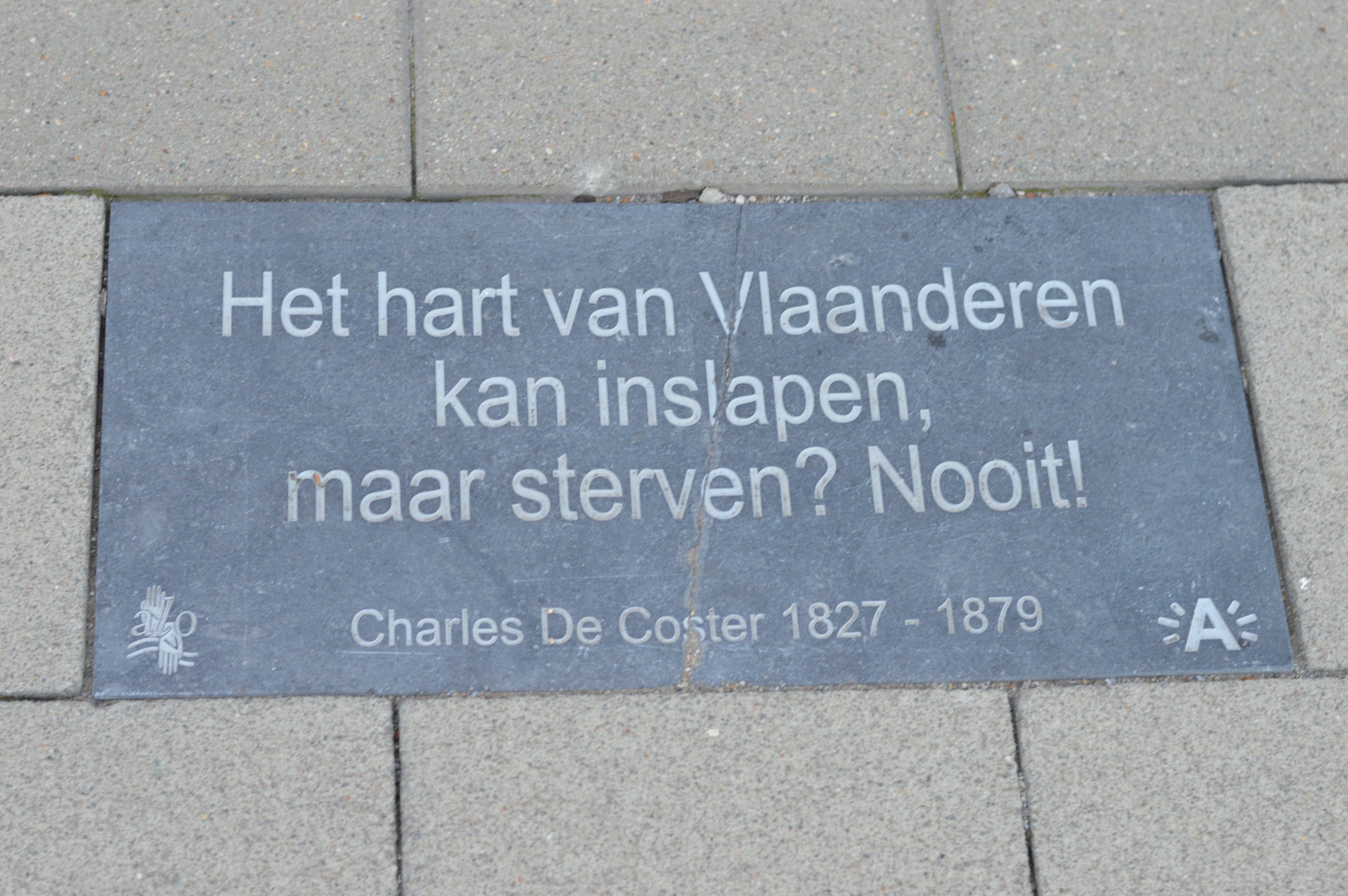 Stoeptegel met citaat van Charles De Coster