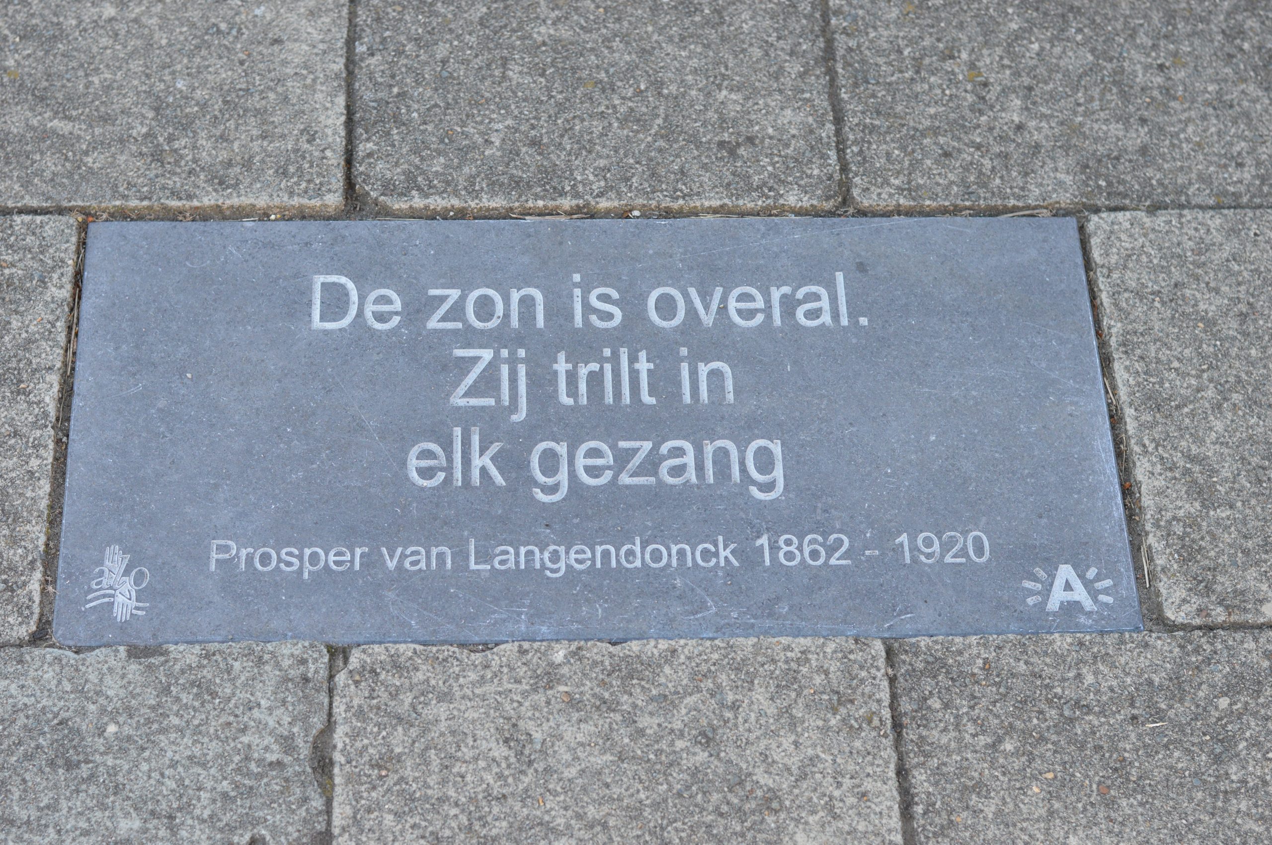 Stoeptegel met citaat van Prosper van Langendonck