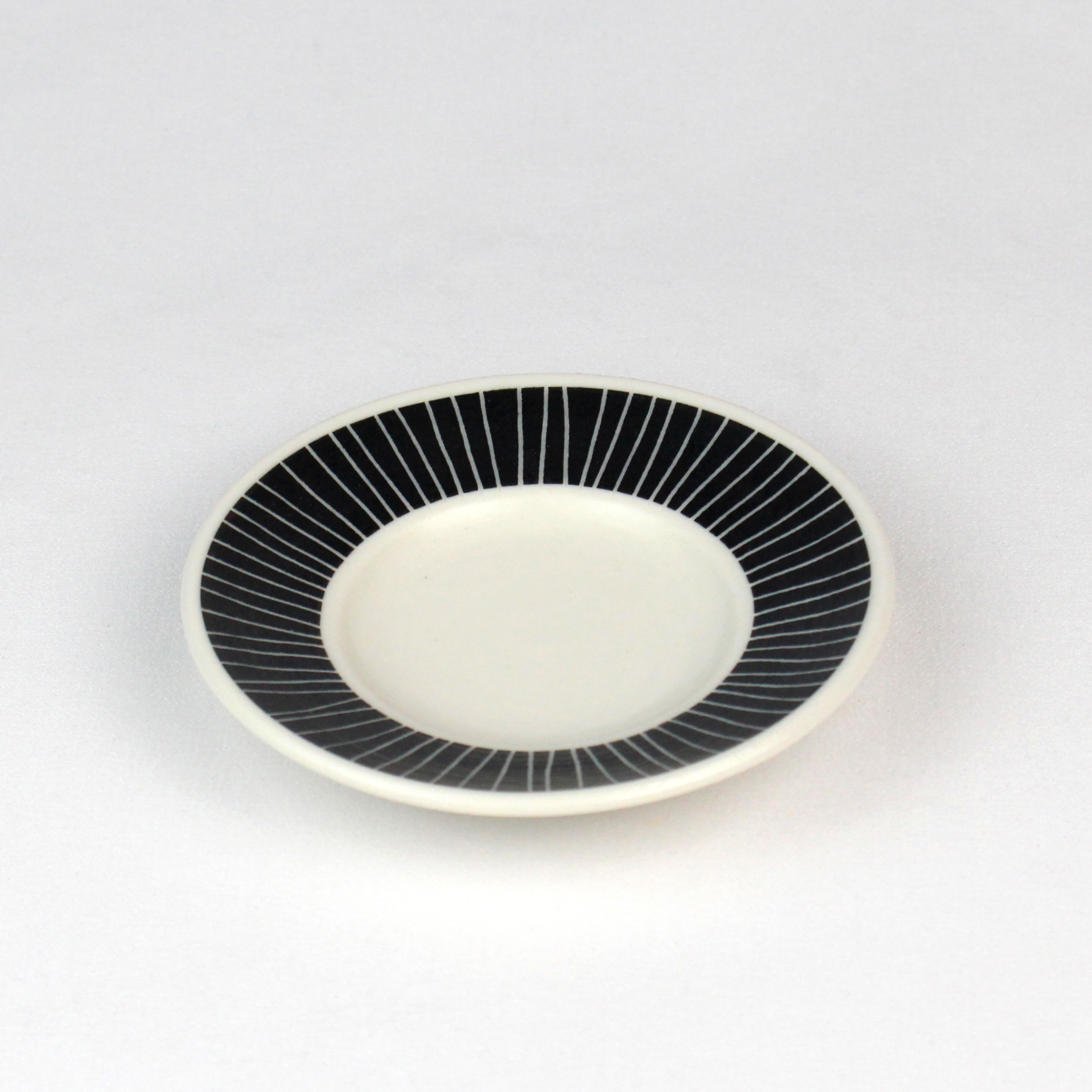 Saucer with sgraffito decoration and transparent glaze by Vicky Hageman