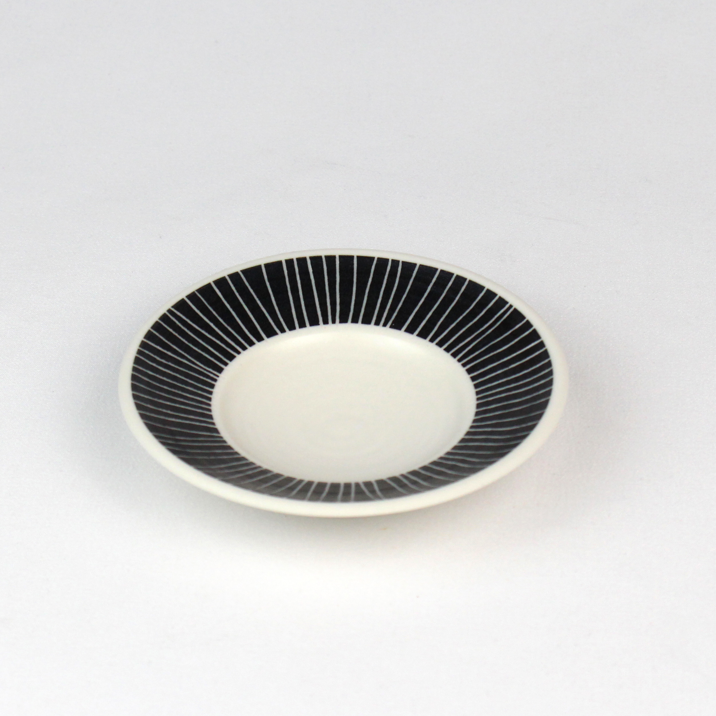 Saucer with sgraffito decoration and transparent glaze by Vicky Hageman