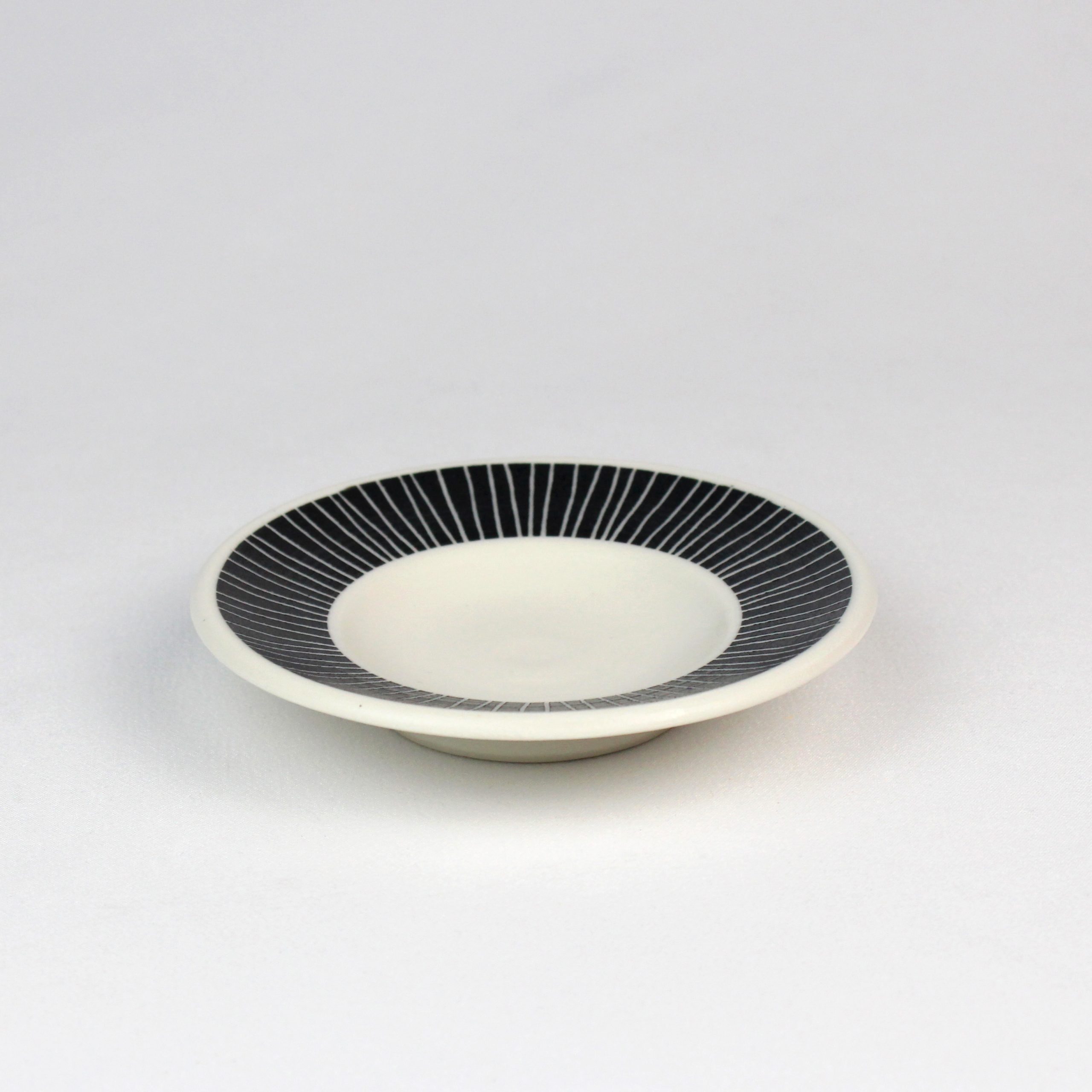 Saucer with sgraffito decoration and transparent glaze by Vicky Hageman
