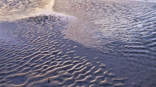 strandwandeling water zand