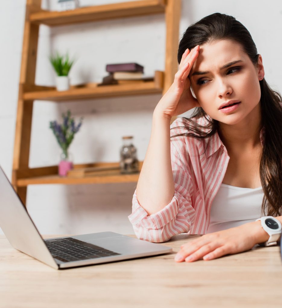 stresset kvinde kigger på laptop stresscoach