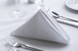 Bländande vitt bordslinne kompletterar dina bjudningar med en kvalitet och standard som middagsgästerna kommer att älska.