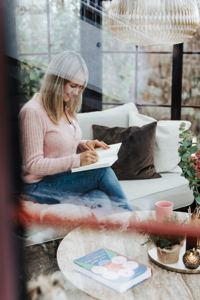 Cocco Sofie skriver i bog Cocco Sofie skriver i bog