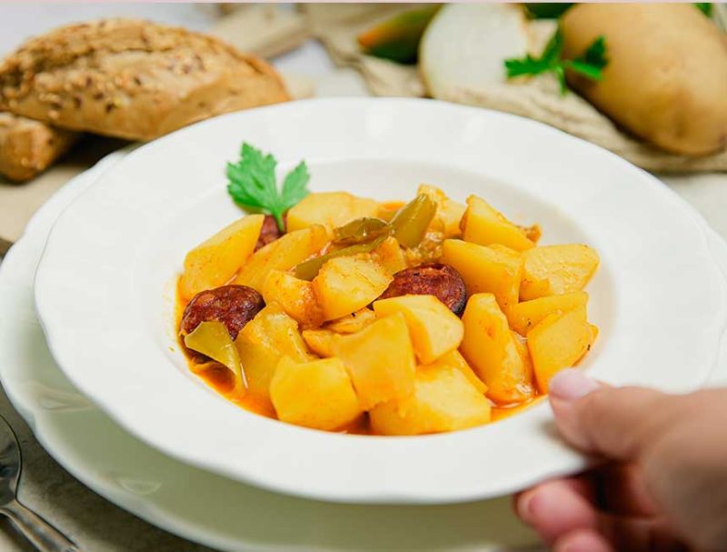 Patatas a la riojana con unas tostas de pan de sésamo