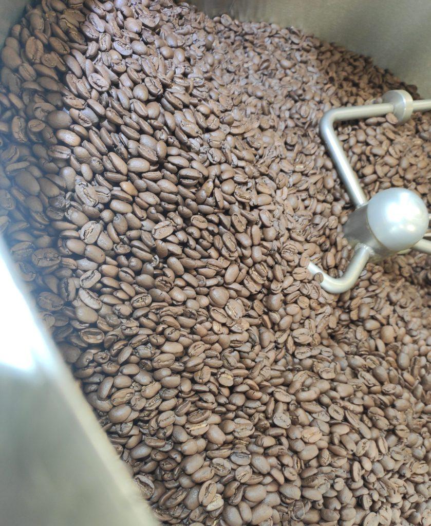 Gerösteter Kaffee im Kühlsieb eines Röster