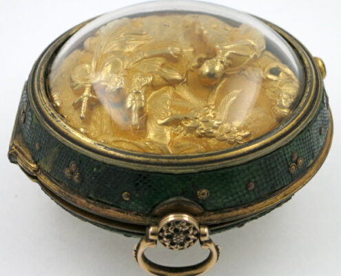 Gold repousse verge