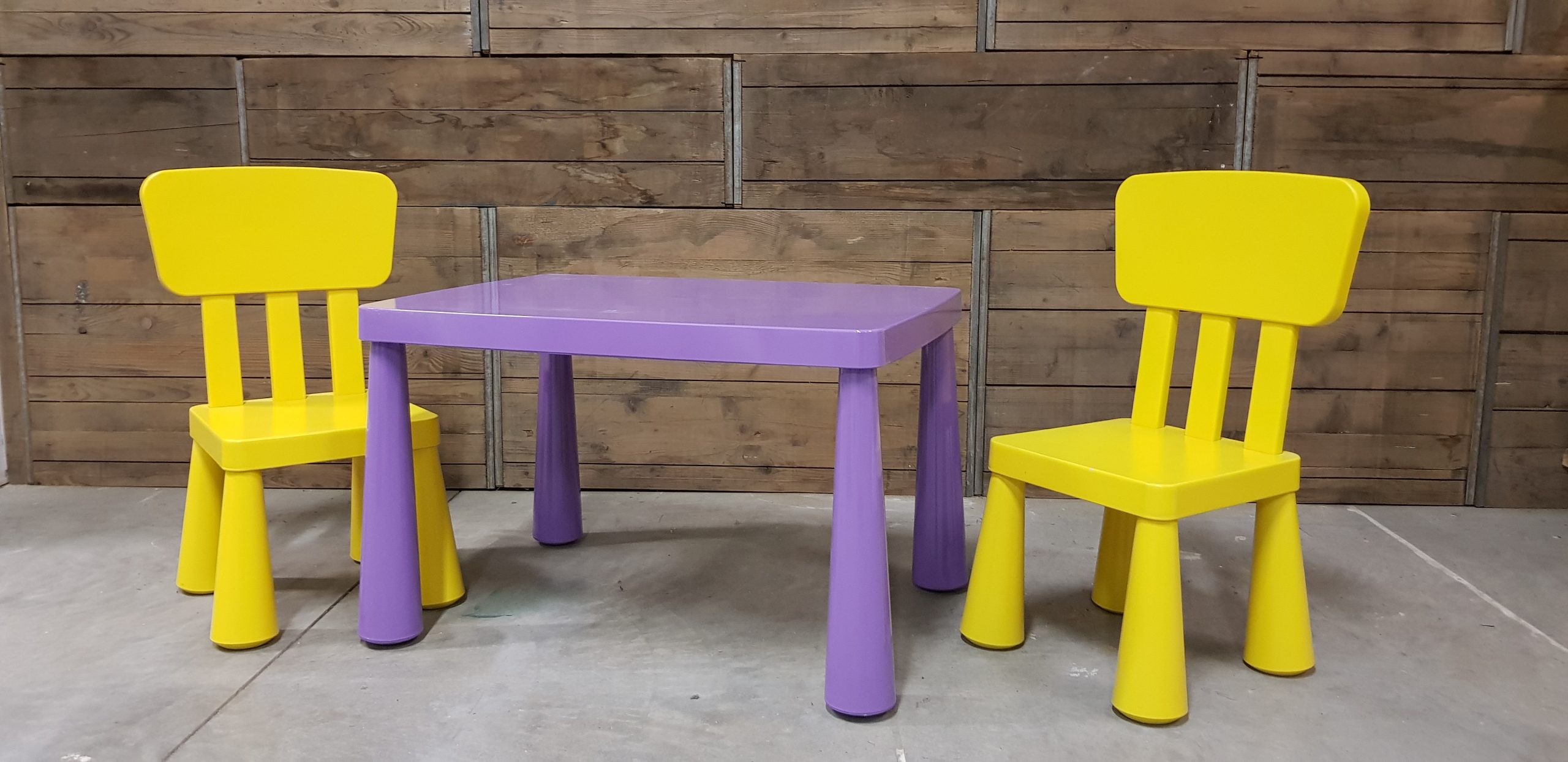 gekleurde tafel en stoeltjes