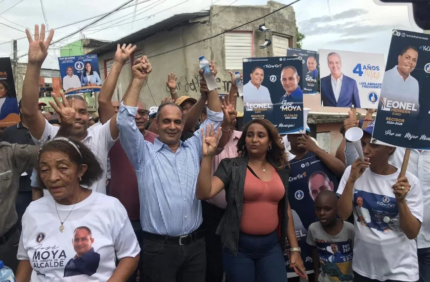 El precandidato a alcalde Jose Moya realiza gran mano a mano en el barrio Duarte de la zona G de Santo Domingo Oeste.