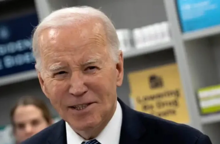 Un coche choca contra una caravana en la sede de campaña de Joe Biden