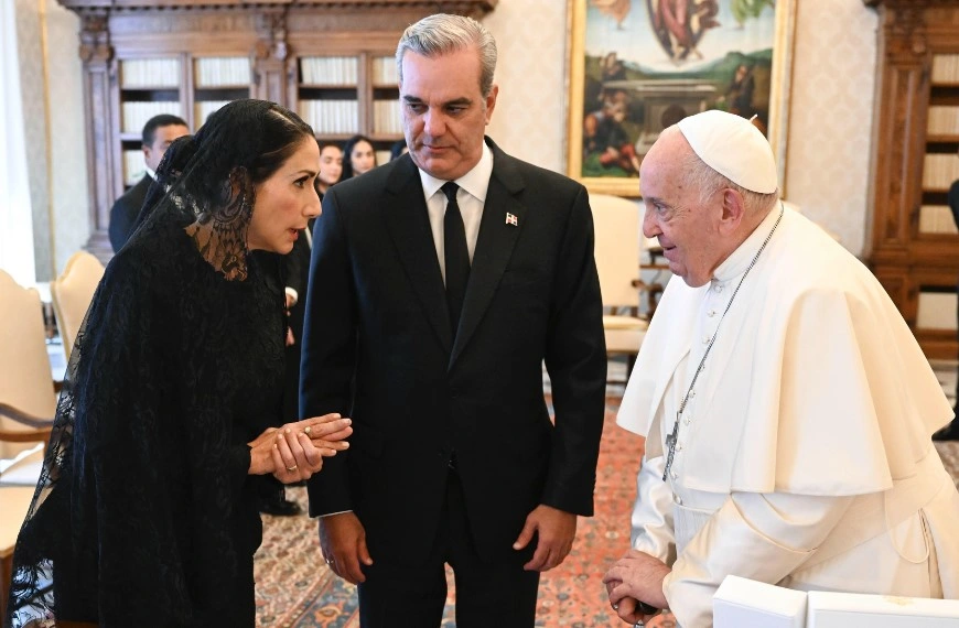 Presidente Luis Abinader y su familia visitan al Papa Francisco en el vaticano