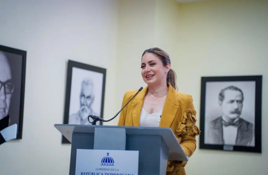 Gloria Reyes lanza su primer libro