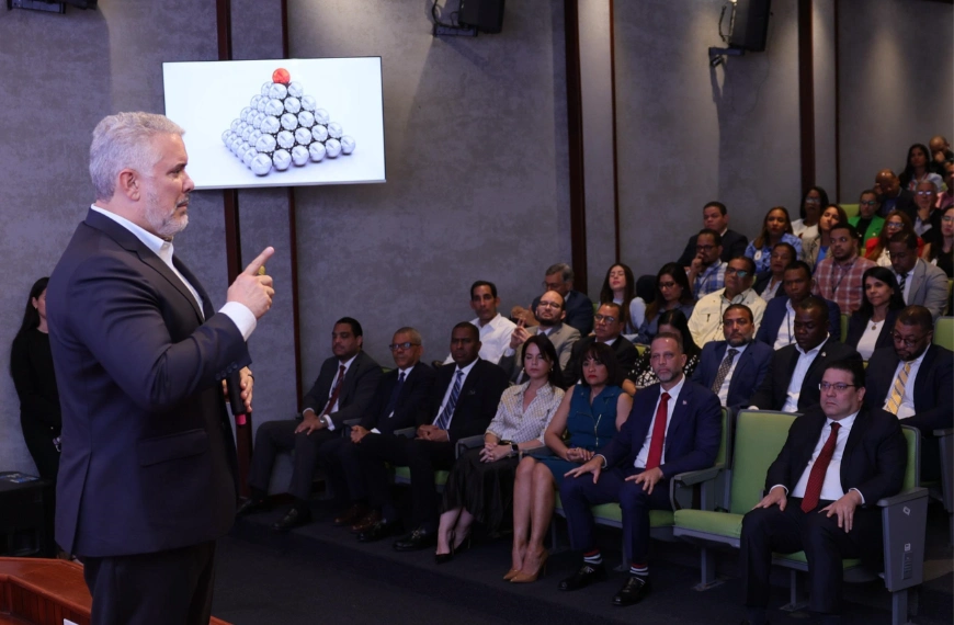 Expresidente de Colombia, Iván Duque, reflexiona con colaboradores de la DGA sobre el liderazgo en tiempos de adversidad