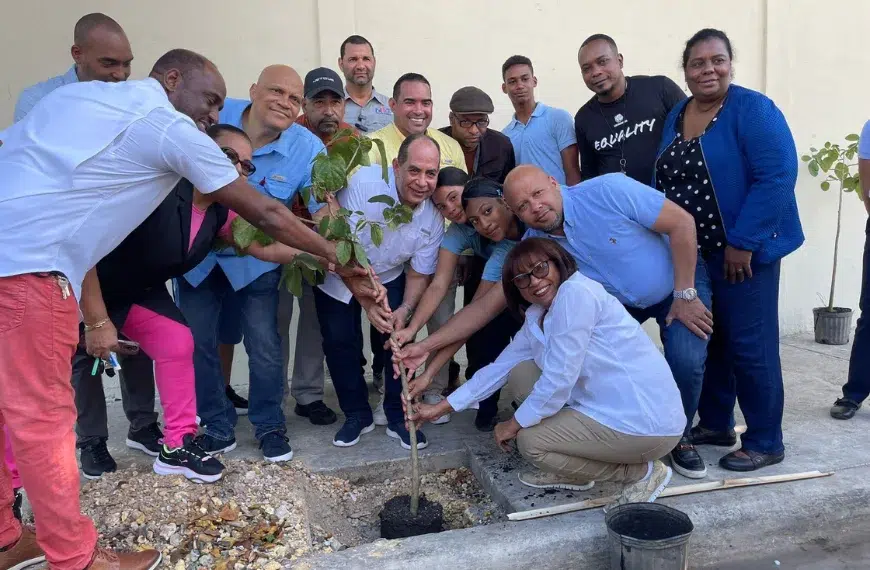 Regidores ADN reforestan entorno Escuela República de Colombia