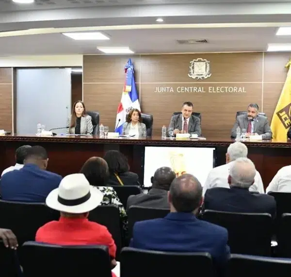 JCE continúa presentación del proyecto de la nueva Cédula de Identidad y Electoral a organizaciones políticas