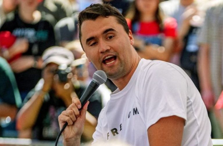 Charlie Kirk, activista conservador, muere baleado en evento universitario en Utah