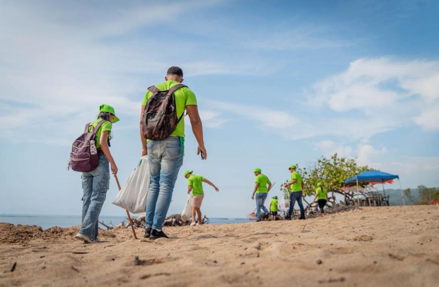 Prioriza RD realiza jornada de limpieza en Playa La Caobita en Azua