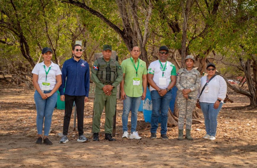 Prioriza RD realiza jornada de limpieza en Playa La Caobita en Azua