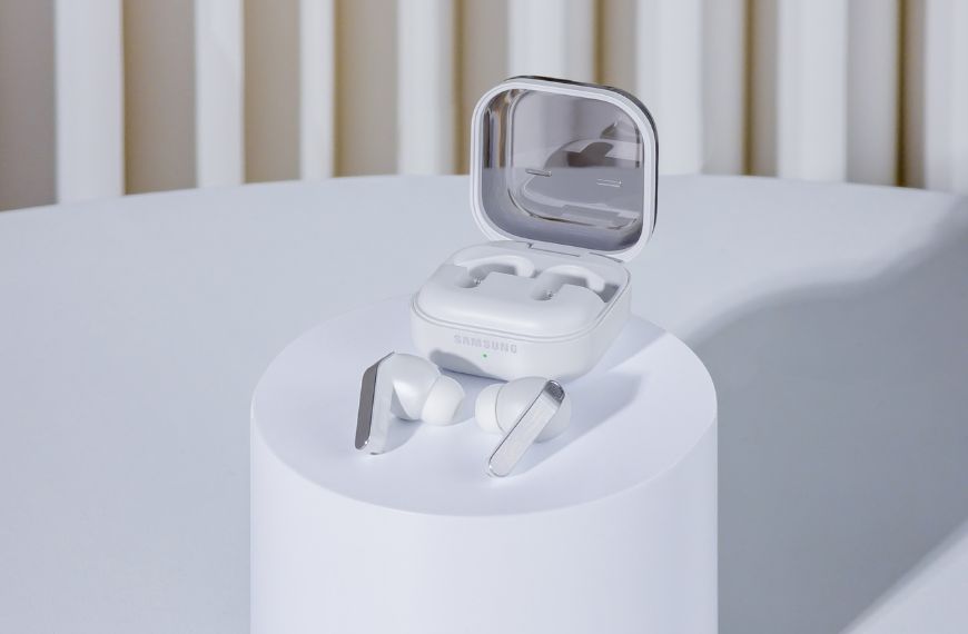 Calidad validada por expertos Más allá de la experiencia personal, este ecosistema ha captado la atención de los especialistas. Medios de prestigio internacional como CNET han posicionado a los Galaxy Buds4 en los primeros lugares de sus rankings de audífonos inalámbricos, destacando su rendimiento superior. No es solo una etiqueta; es la confirmación externa de que esta dupla ha alcanzado un estándar que, en tu día a día, se traduce en una Potenciar tu ecosistema no es tener más, es sentir que todo encaja. Cuando el Galaxy S26 y los Galaxy Buds4 trabajan juntos, no solo te acompañan, siguen tu ritmo. ¿Quieres llevar esta experiencia al siguiente nivel? Te invitamos a conocer todos los detalles, innovaciones y el respaldo tecnológico detrás de este ecosistema en Samsung Newsroom Latinoamérica, donde profundizamos en cómo estamos redefiniendo la manera en que te conectas con el mundo.