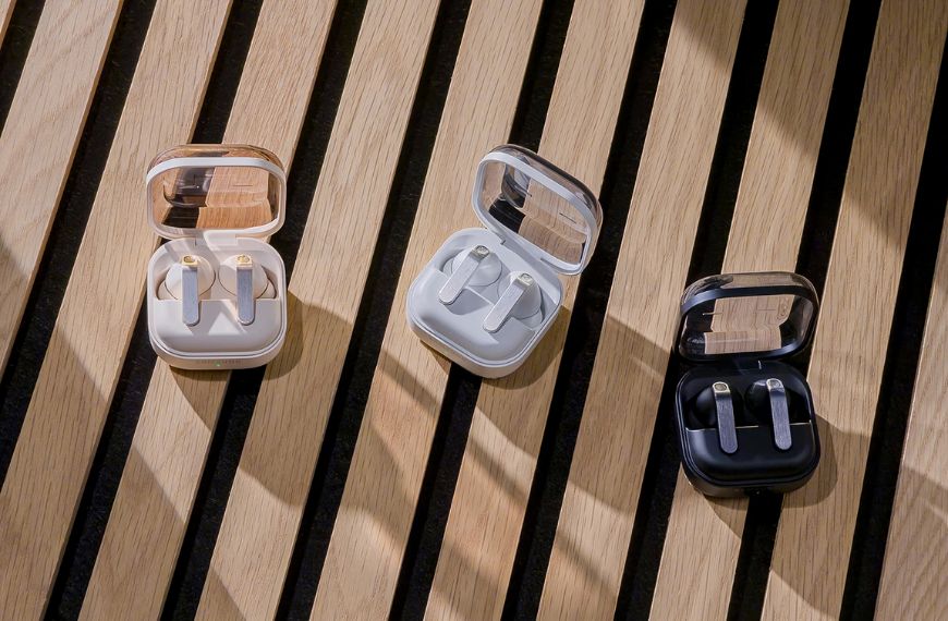 Calidad validada por expertos
Más allá de la experiencia personal, este ecosistema ha captado la atención de los especialistas. Medios de prestigio internacional como CNET han posicionado a los Galaxy Buds4 en los primeros lugares de sus rankings de audífonos inalámbricos, destacando su rendimiento superior. No es solo una etiqueta; es la confirmación externa de que esta dupla ha alcanzado un estándar que, en tu día a día, se traduce en una
Potenciar tu ecosistema no es tener más, es sentir que todo encaja. Cuando el Galaxy S26 y los Galaxy Buds4 trabajan juntos, no solo te acompañan, siguen tu ritmo.
¿Quieres llevar esta experiencia al siguiente nivel? Te invitamos a conocer todos los detalles, innovaciones y el respaldo tecnológico detrás de este ecosistema en Samsung Newsroom Latinoamérica, donde profundizamos en cómo estamos redefiniendo la manera en que te conectas con el mundo.